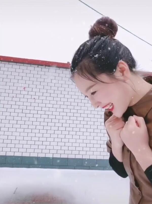 今年情人节送什么好“嘎子哥”送老婆情人节惊喜礼物，雪地上表达爱意，妻子