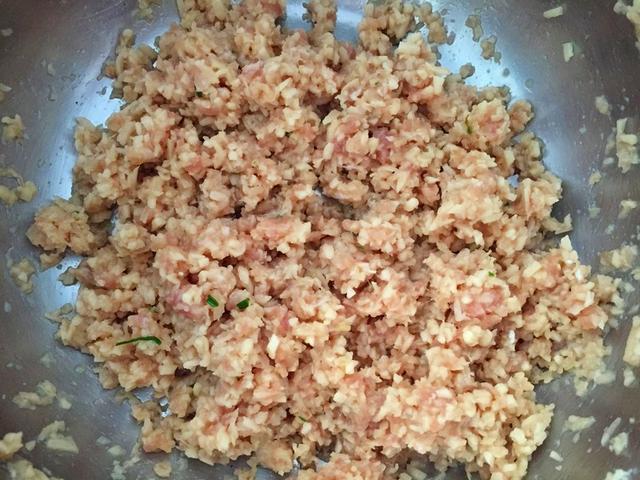 秋季吃餃子，還是這菜合適，皮薄餡大，鮮嫩多汁，老人孩子都愛吃 熱愛美食 第4张