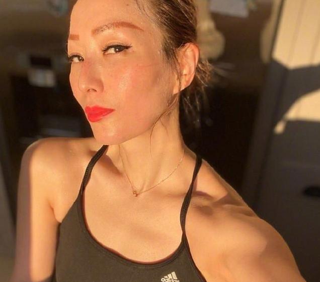 歲月不敗美人是真的，49歲鄭秀文身材如20歲少女，無一絲贅肉 街拍正妹 第2张