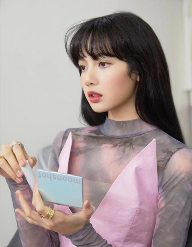 Lisa彩妝大片釋出，一襲夢幻紫色連衣裙，瞬間化身「人間芭比」 娛樂八卦吃瓜 第2张