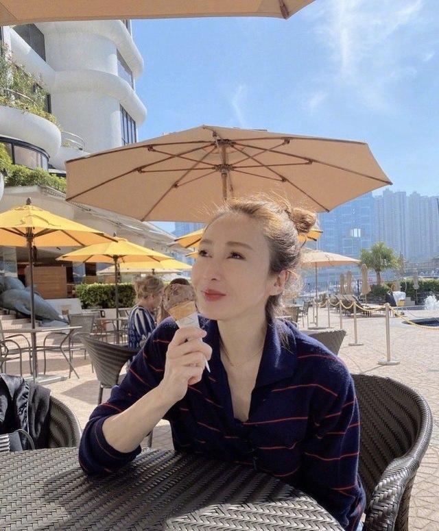 黎姿曬全家合影照，為爸媽慶祝結婚50年，老公首露面一頭白發顯老 娛樂八卦吃瓜 第5张