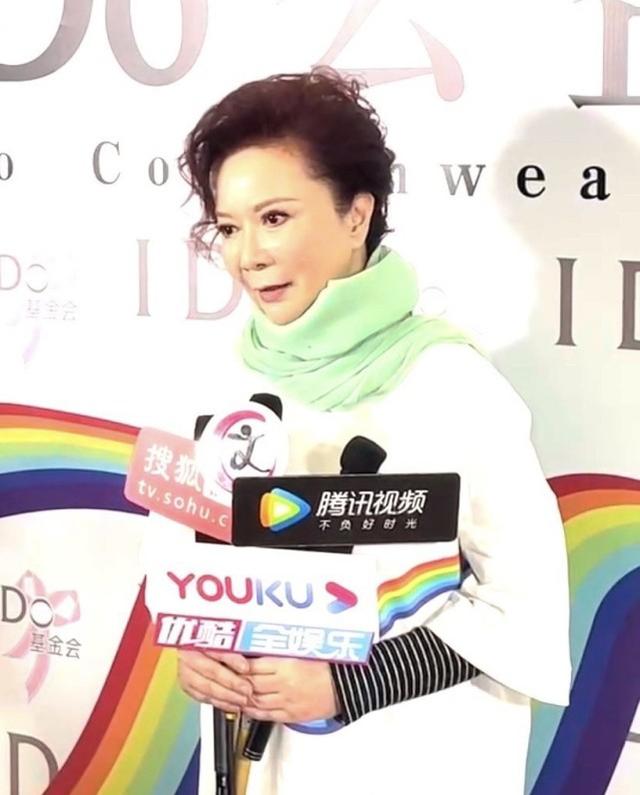 蔡明罕見出席活動，60歲了依舊滿臉膠原蛋白，好狀態打破住院傳聞 娛樂八卦吃瓜 第2张