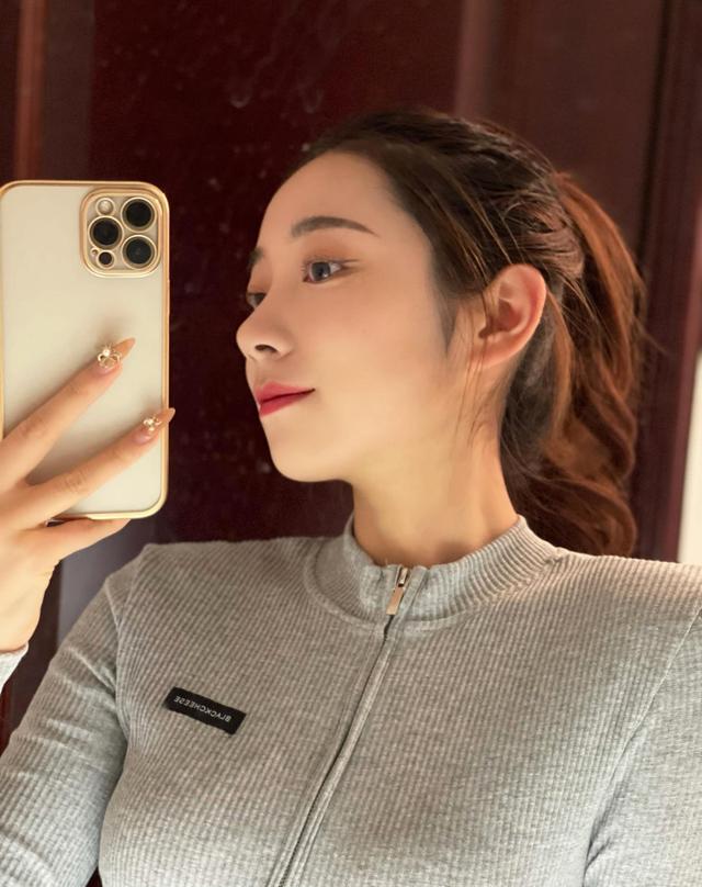 山西大學舞蹈系女神，蜂腰翹臀馬甲線樣樣有，這身材愛了愛了 街拍正妹 第3张