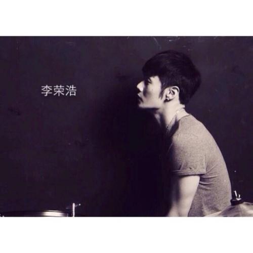 遭遇嚴重的車禍，依舊堅持著音樂夢，如王一般存在的李榮浩 娛樂八卦吃瓜 第11张
