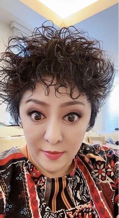 向太陳嵐放飛自我！曬自拍惡搞照，留爆炸卷發大眼睛像「外星人」 娛樂八卦吃瓜 第1张