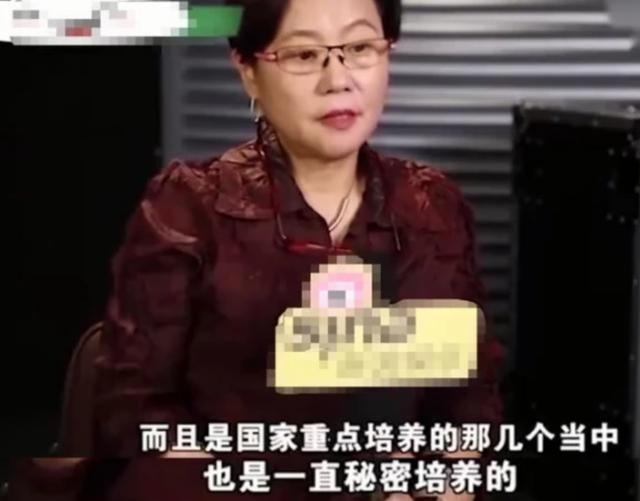 李沁穿方領長裙錄綜藝，下車用手捂住領口引爭議，網友：多此一舉 娛樂八卦吃瓜 第6张