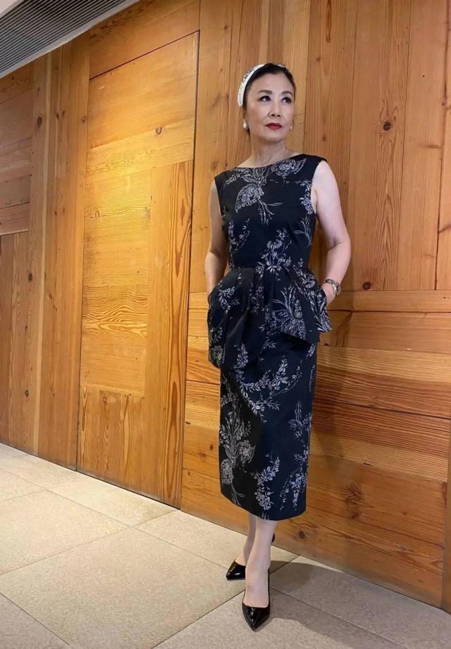 73歲汪明荃越老越敢穿，精美印花裙秀玲瓏身段，優雅老氣顯時髦 娛樂八卦吃瓜 第1张