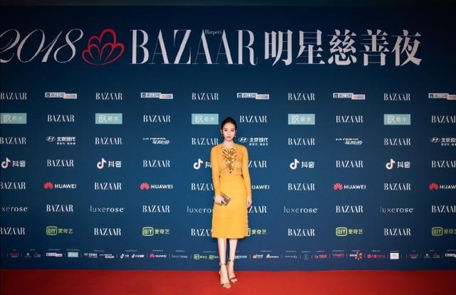 李純時尚大片新鮮出爐！牛仔大衣搭配黑色長靴，帥氣感撲面而來 娛樂八卦吃瓜 第8张
