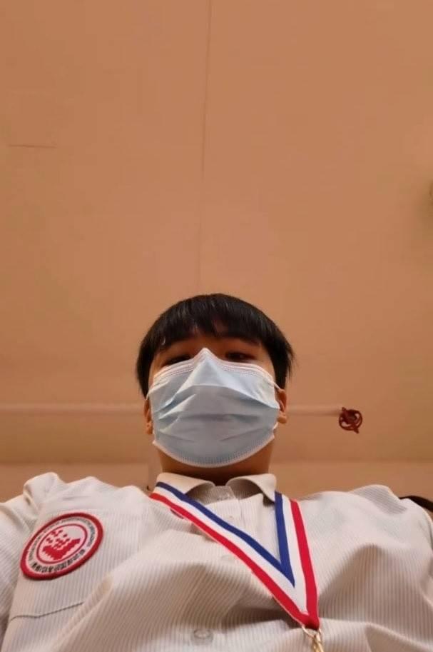 吳鎮宇兒子費曼小學畢業！一家三口參加畢業典禮，費曼胖的大變樣 娛樂八卦吃瓜 第3张