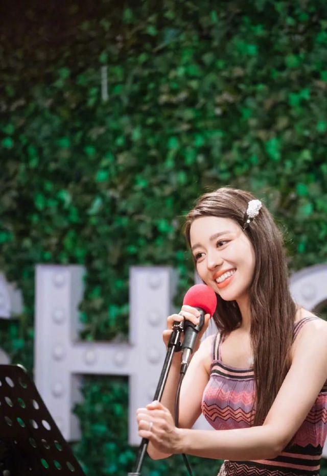 太羨慕吉娜的「葫蘆身材」！穿緊身針織裙曲線明顯，巴掌腰很真實 娛樂八卦吃瓜 第5张