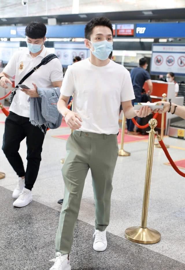 「帶貨男神」李佳琦現身機場！穿衣打扮排場大，主播也有明星待遇 娛樂八卦吃瓜 第6张