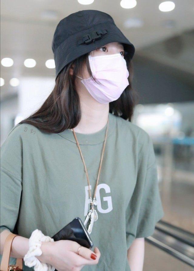 歐陽娜娜機場私服照釋出：穿暗綠T恤搭配高腰闊腿褲，時尚感十足 娛樂八卦吃瓜 第3张