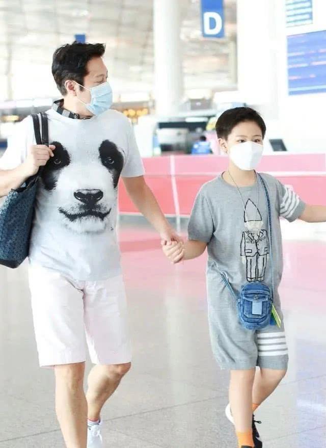 53歲蔡國慶和兒子現身機場，穿休閒裝對鏡頭比六一，畫面溫馨超甜 娛樂八卦吃瓜 第7张