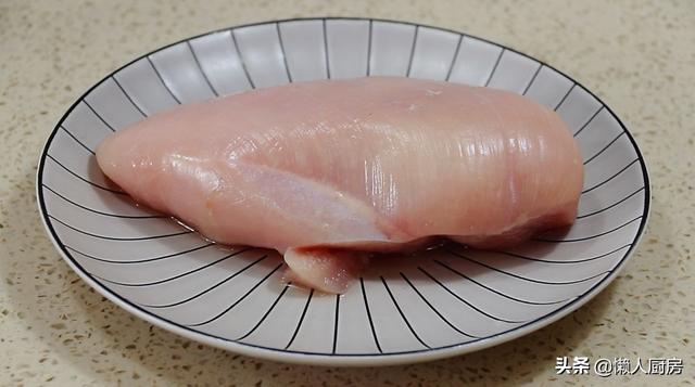 雞胸肉片成大薄片，扔進鍋里瞬間變美食，家人都夸好吃，真解饞 熱愛美食 第1张