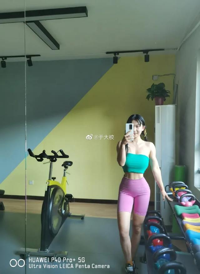 上圍豐滿的女生穿吊帶就不是正經姑娘了？求求你別再黑了吧 街拍正妹 第7张