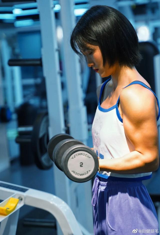 女學生撩衣秀腹肌，卻慘遭嘲諷：胸太小，像男人 健身減肥達人 第5张