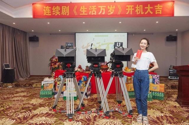 王鷗新劇開機笑容甜美！身穿白色T恤搭牛仔褲，清新自然又減齡 娛樂八卦吃瓜 第1张