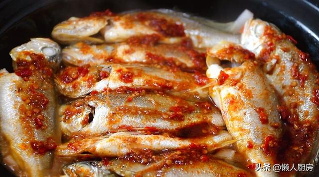 這魚我家隔天吃一次，鍋底放這些，不加水燉煮，魚肉鮮嫩 熱愛美食 第15张