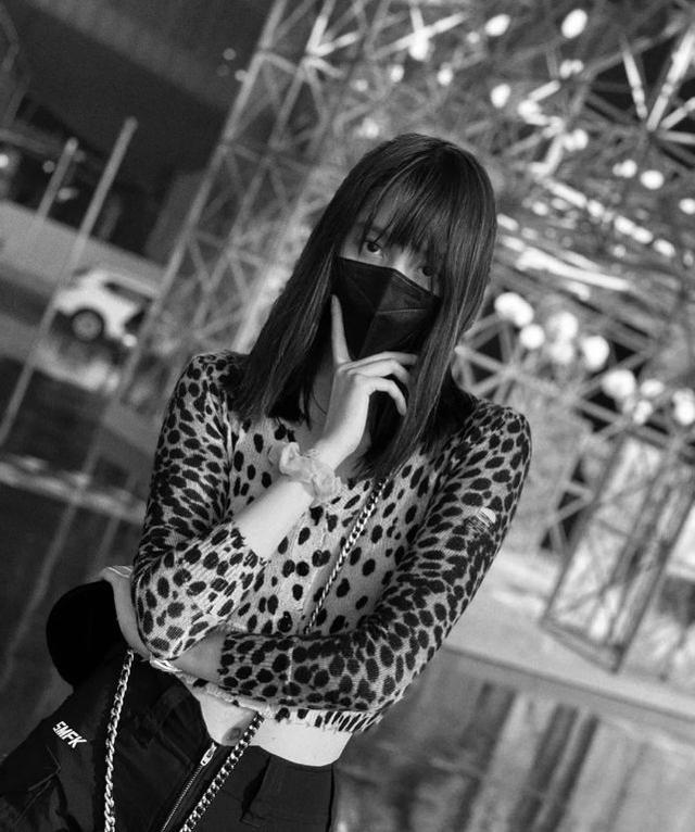 關曉彤模仿Lisa？齊劉海長發配豹紋針織衫，甜酷少女風高街又時髦 娛樂八卦吃瓜 第1张