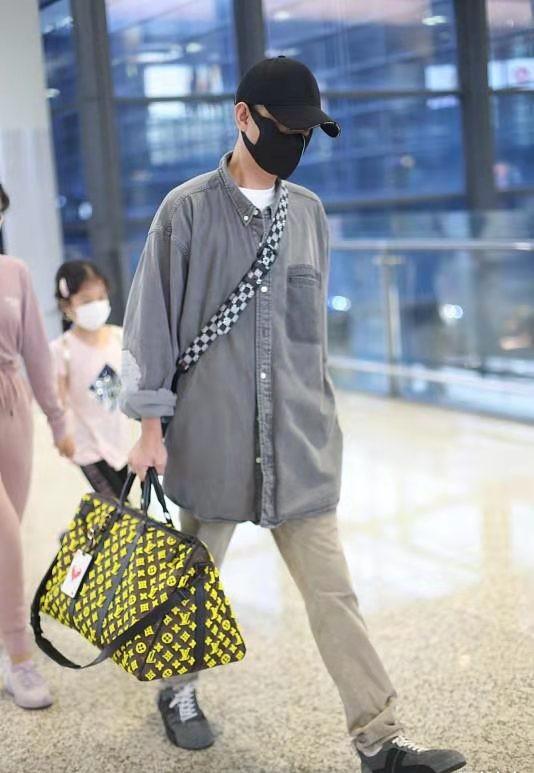 文章帶倆女兒走機場，他瘦不少顏值秒回升，大女兒舞蹈生氣質絕了 - 天天要聞