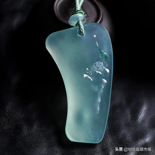 圣诞节送什么寓意的翡翠饰品做礼物？愿所有平安夜，都如意吉祥 女朋友生日