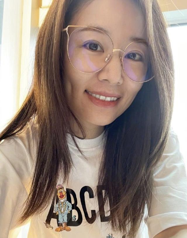 林心如曬宅家自拍，素顏懟臉自拍暴露皮膚狀態，女神真沒包袱 娛樂八卦吃瓜 第3张