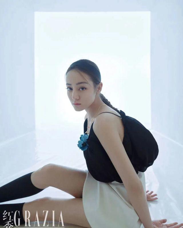 迪麗熱巴時尚大片曝光！穿黑裙宛如黑天鵝，中筒襪配高跟鞋顯身材 娛樂八卦吃瓜 第2张