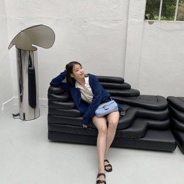 IU李知恩曬夏日美照！穿針織毛衣外套配短褲大秀美腿，日常照也美 娛樂八卦吃瓜 第5张