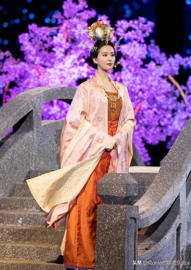 劉詩詩仕女造型驚艷全場，美腿加持似仙女，關注這一點解鎖小鳥腿 健身減肥達人 第3张