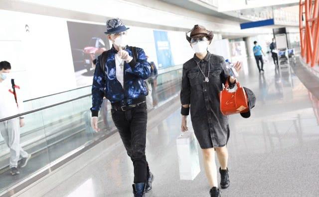 「金毛獅王」徐錦江和妻子現身，穿牛仔褲配長靴比例驚人，夠帥氣 娛樂八卦吃瓜 第3张