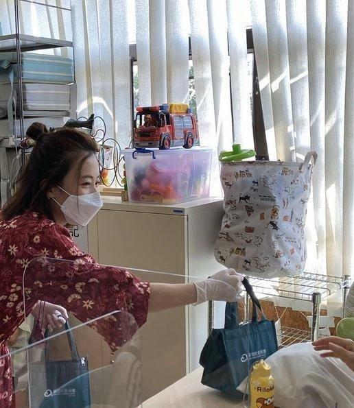 甘比成香港女首富後不忘初心，端午節為孤寡老人獻愛心，人美心善 娛樂八卦吃瓜 第4张