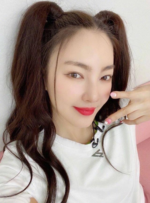 張雨綺曬自拍照，扎雙馬尾做時髦美甲，霸氣御姐重返少女時代 娛樂八卦吃瓜 第2张
