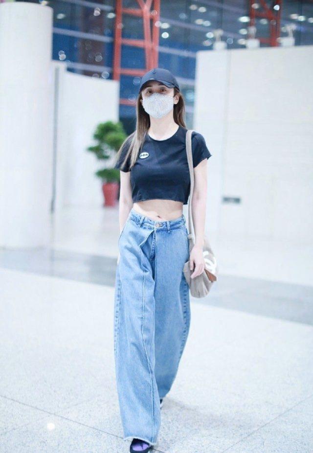 鄭鈞嬌妻劉芸走機場，穿超短露臍裝秀小蠻腰，不愧「性感小辣椒」 娛樂八卦吃瓜 第2张