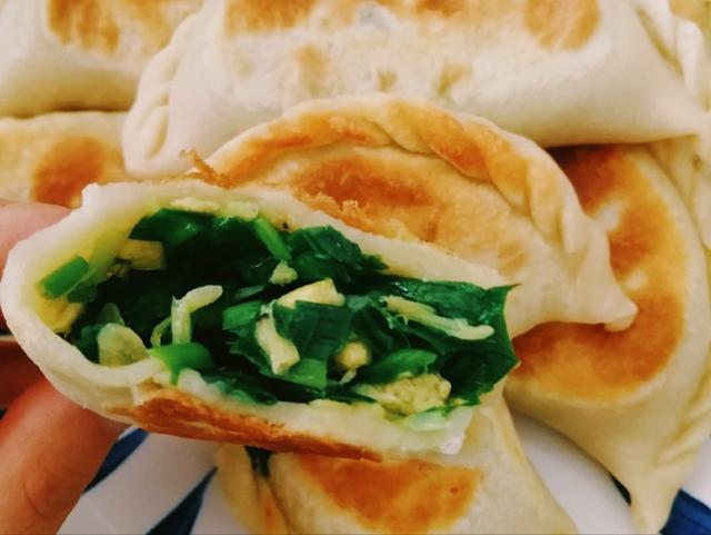 韭菜盒子的3個小技巧，麵皮放涼了也不硬，韭菜不出水，鮮香美味 熱愛美食 第10张