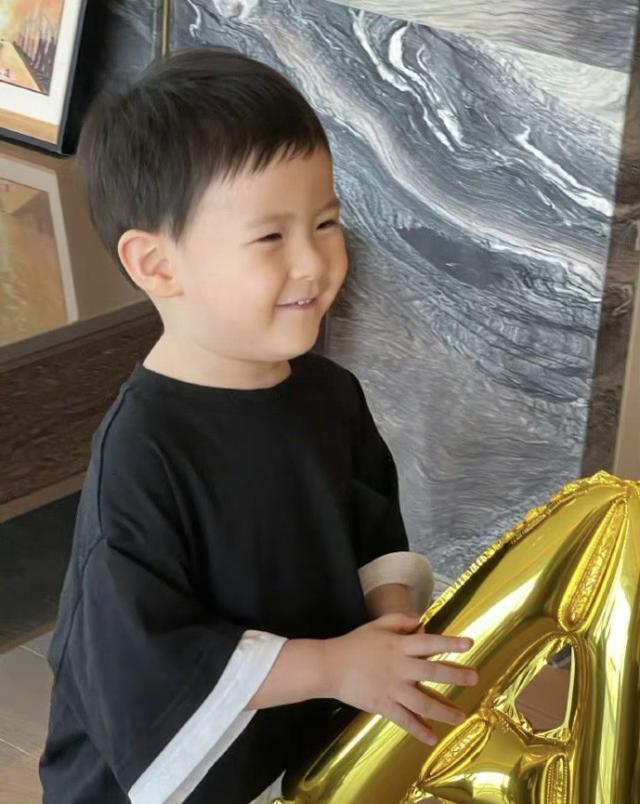 沈騰3歲兒子正臉罕見曝光，笑起來神態似沈騰翻版，肉嘟嘟的超萌 娛樂八卦吃瓜 第2张