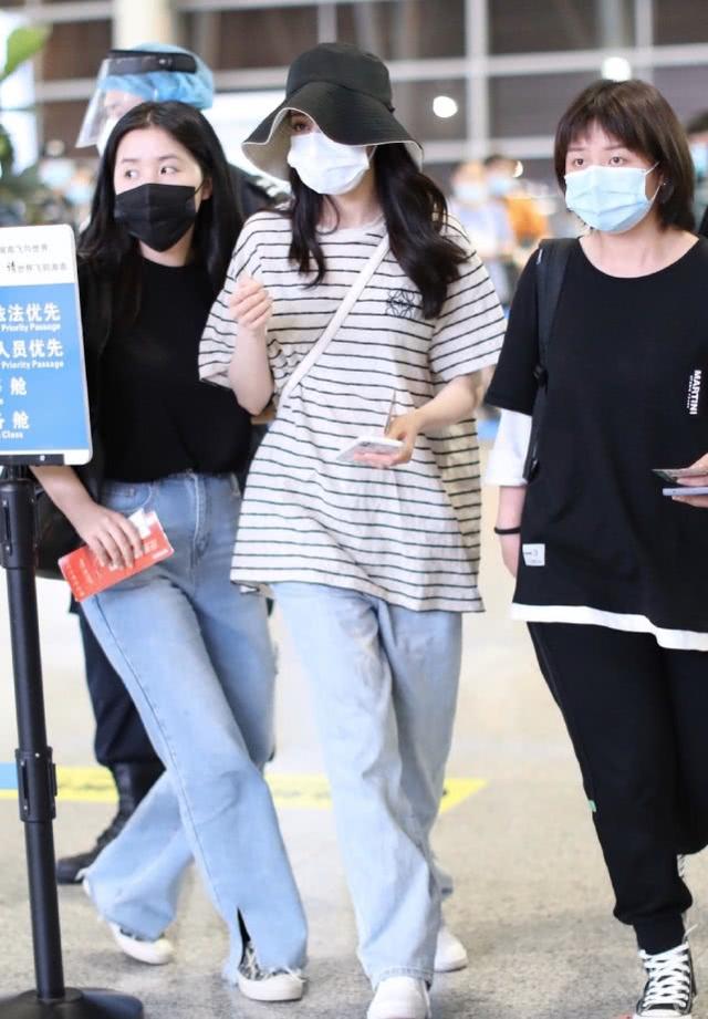 迪麗熱巴被「求婚」後首現身，穿條紋短袖配寬松牛仔褲，狀態顯差 娛樂八卦吃瓜 第6张
