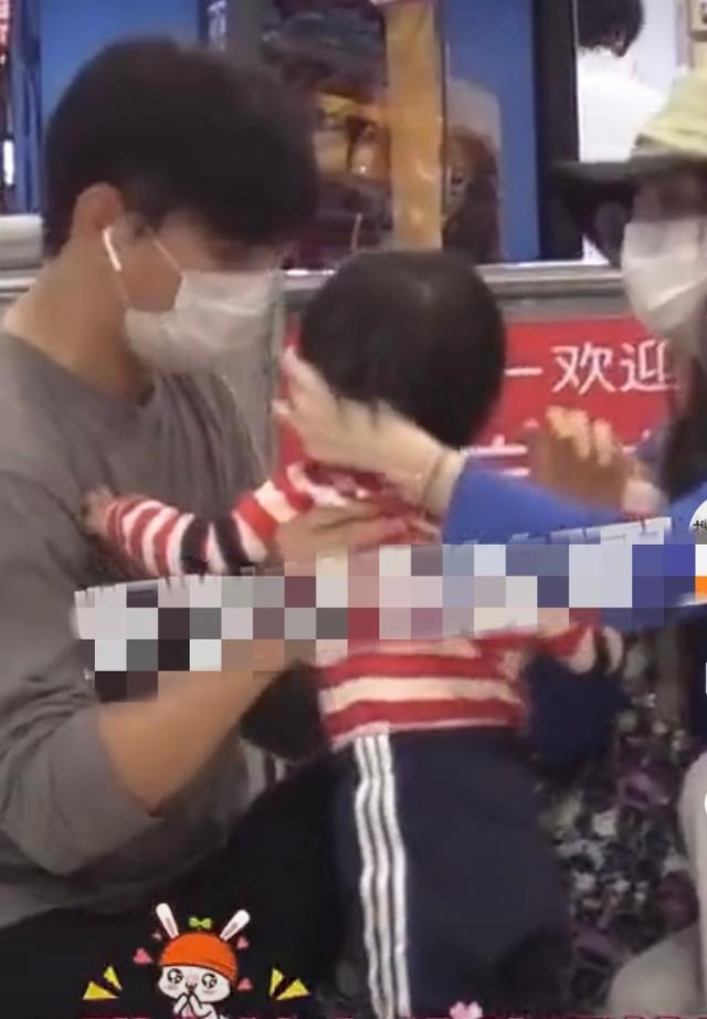 劉詩詩吳奇隆帶兒子逛超市，長跑8年感情穩定，日常生活接地氣 娛樂八卦吃瓜 第3张