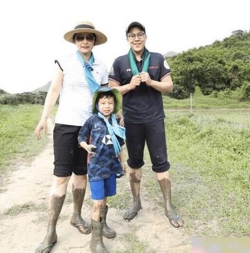 霍啟剛曬近照，父子合影好親密，兒子霍中曦和媽媽郭晶晶五官太像 娛樂八卦吃瓜 第7张