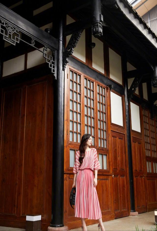 郭碧婷活動造型太吸睛！一身白色V領禮裙，高貴優雅盡顯女神范 娛樂八卦吃瓜 第2张