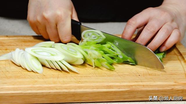豆腐這樣做，沒有肉卻吃出肉味，燉一鍋真饞人 熱愛美食 第4张