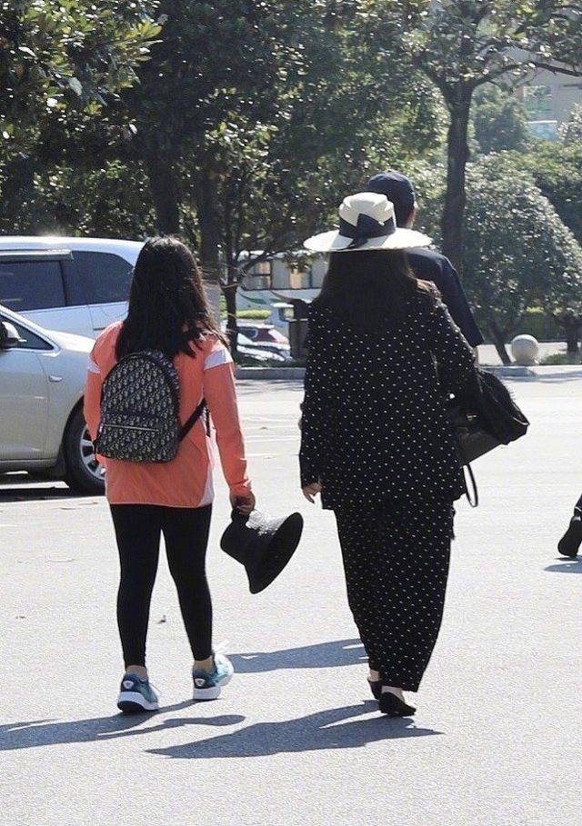 李湘一家三口現身機場，李湘穿波點西裝身材顯胖，母女倆該減肥了 娛樂八卦吃瓜 第8张