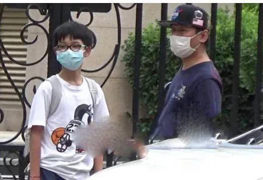 白百何陳羽凡三口齊現身，白百何穿搭低調，兒子元寶身高快超爸爸 娛樂八卦吃瓜 第2张
