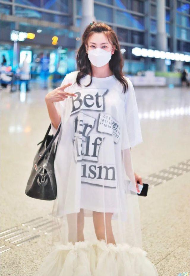 張雨綺現身機場，穿一身白T紗裙變身活潑小公主，32歲美回18歲 娛樂八卦吃瓜 第4张