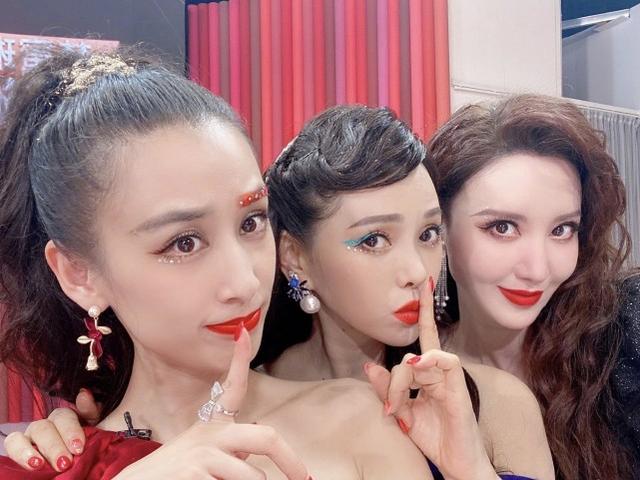 伊能靜曬和張萌黃聖依合影，三位闊太太搞怪俏皮，伊能靜哪像52？ 娛樂八卦吃瓜 第2张