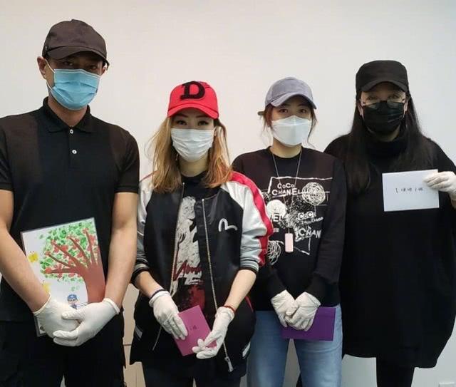 劉鑾雄小29歲嬌妻甘比曬照！打扮低調不像闊太，和孩子玩耍很開心 娛樂八卦吃瓜 第8张
