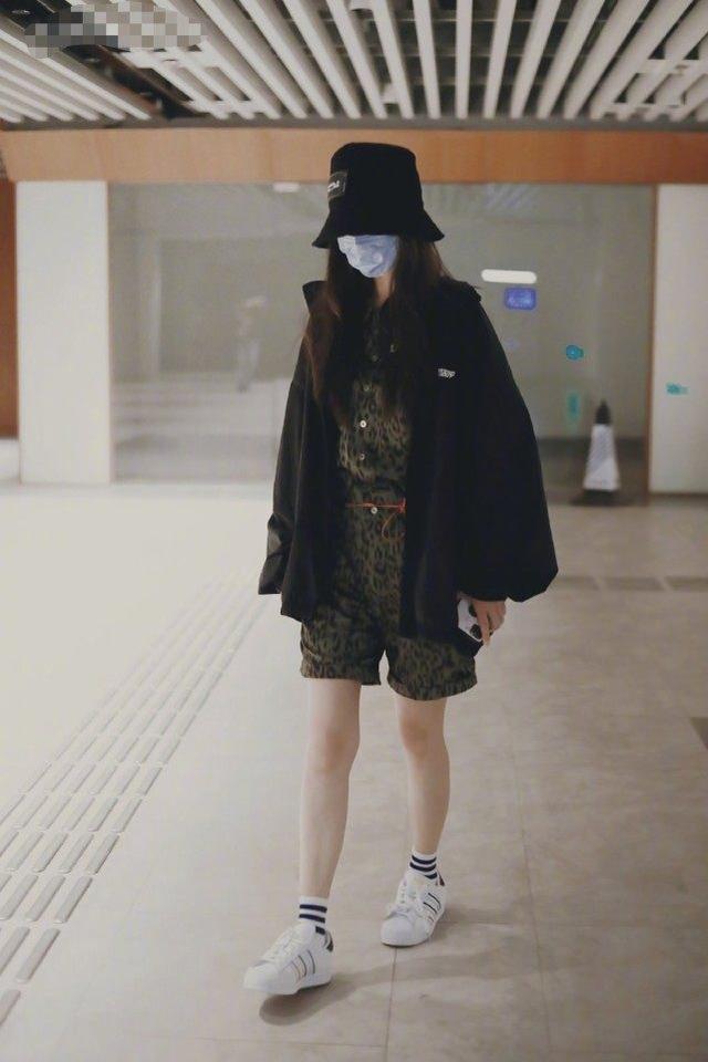 Angelababy現身機場，穿白色T恤配少女粉半裙，太像草莓味女孩 娛樂八卦吃瓜 第7张