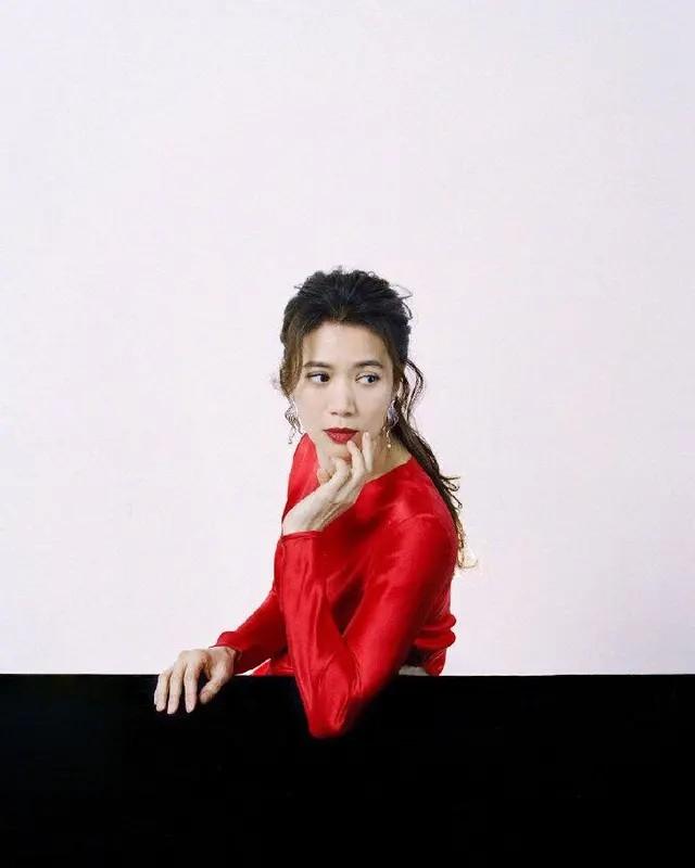 袁詠儀微博曬朋友聚會照，一身白襯衫披長發減齡十足，素顏依舊美 娛樂八卦吃瓜 第11张
