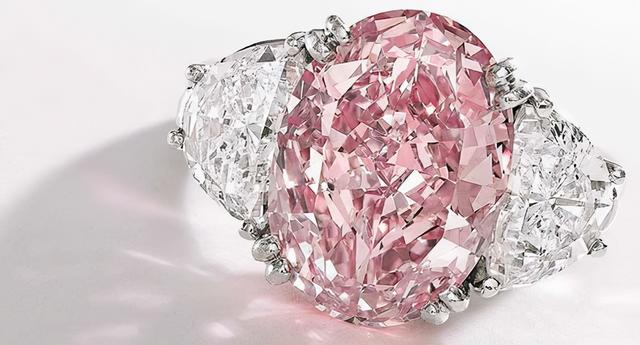 在有史以来最昂贵的钻石戒指中,格拉夫粉色钻石戒指排在第三位.
