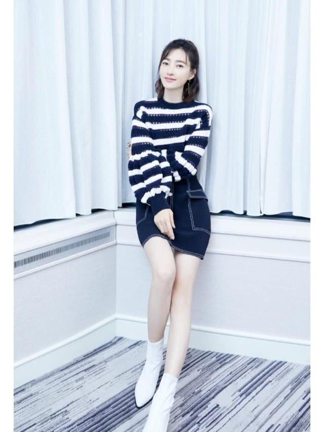 王麗坤穿著簡約大方，白色T恤搭配藍色闊腿褲，私服穿搭太顯氣質 娛樂八卦吃瓜 第8张