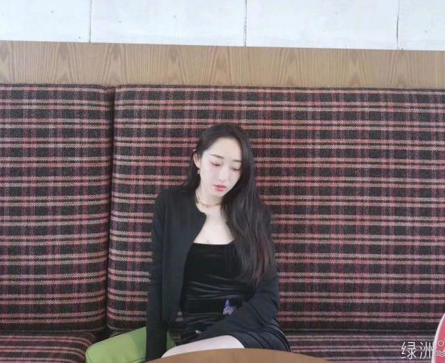 蔣夢婕穿搭太亮眼！吊帶裙配針織衫，又純又欲大顯性感女人味 娛樂八卦吃瓜 第6张